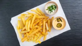Cartofi prajiti cu sos aioli si patrunjel